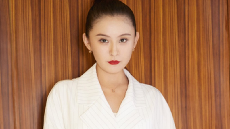 热依扎退圈：银幕后谁来缝补三代女性的时间裂缝