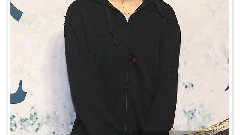 窦靖童宋妍霏手牵手遛狗被拍恋情实锤引发网友热议